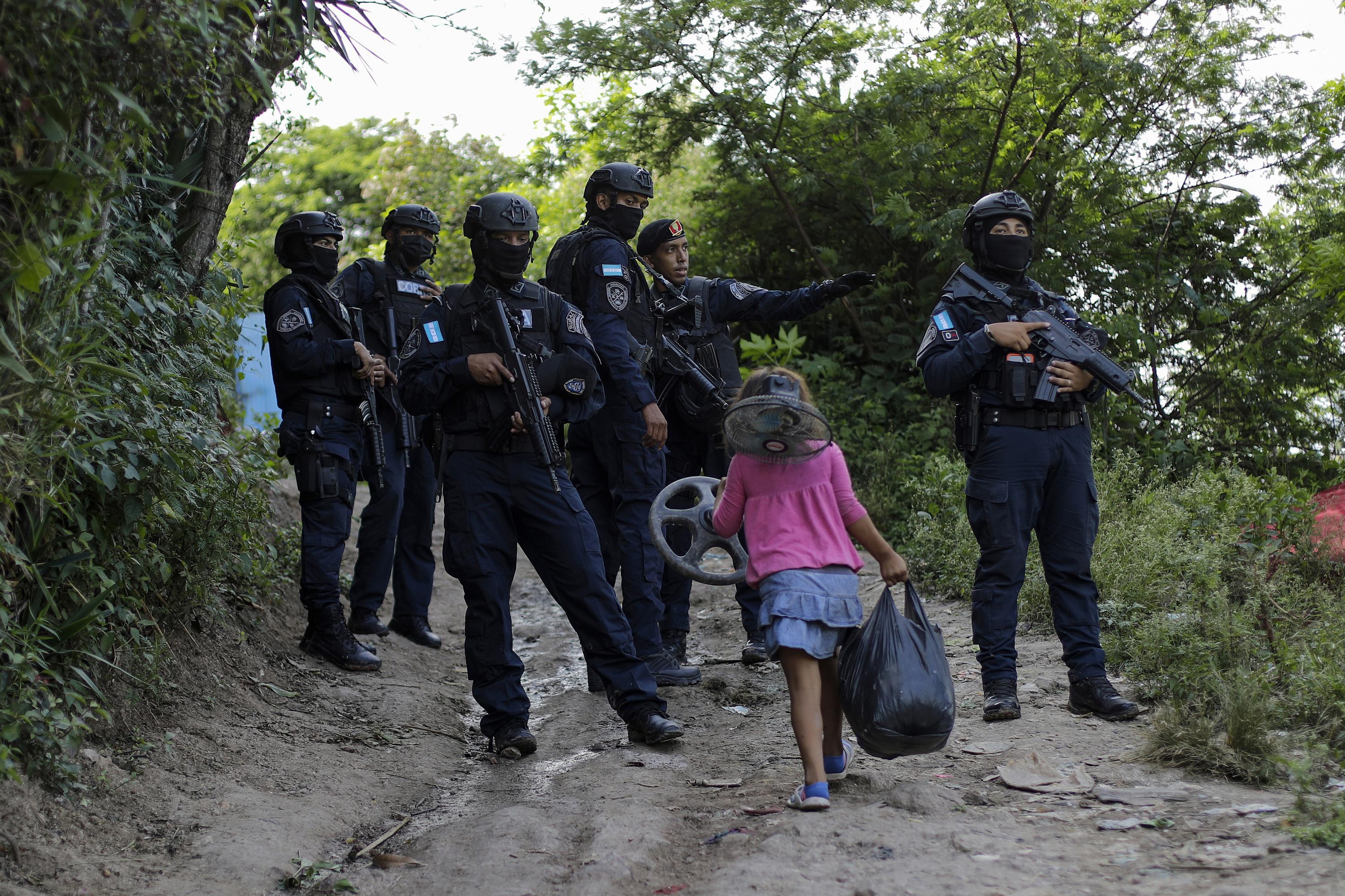Agentes de la Policía hondureña en un operativo durante el estado de excepción decretado por la presidenta Xiomara Castro en 2023. Foto de El Faro: ContraCorriente.