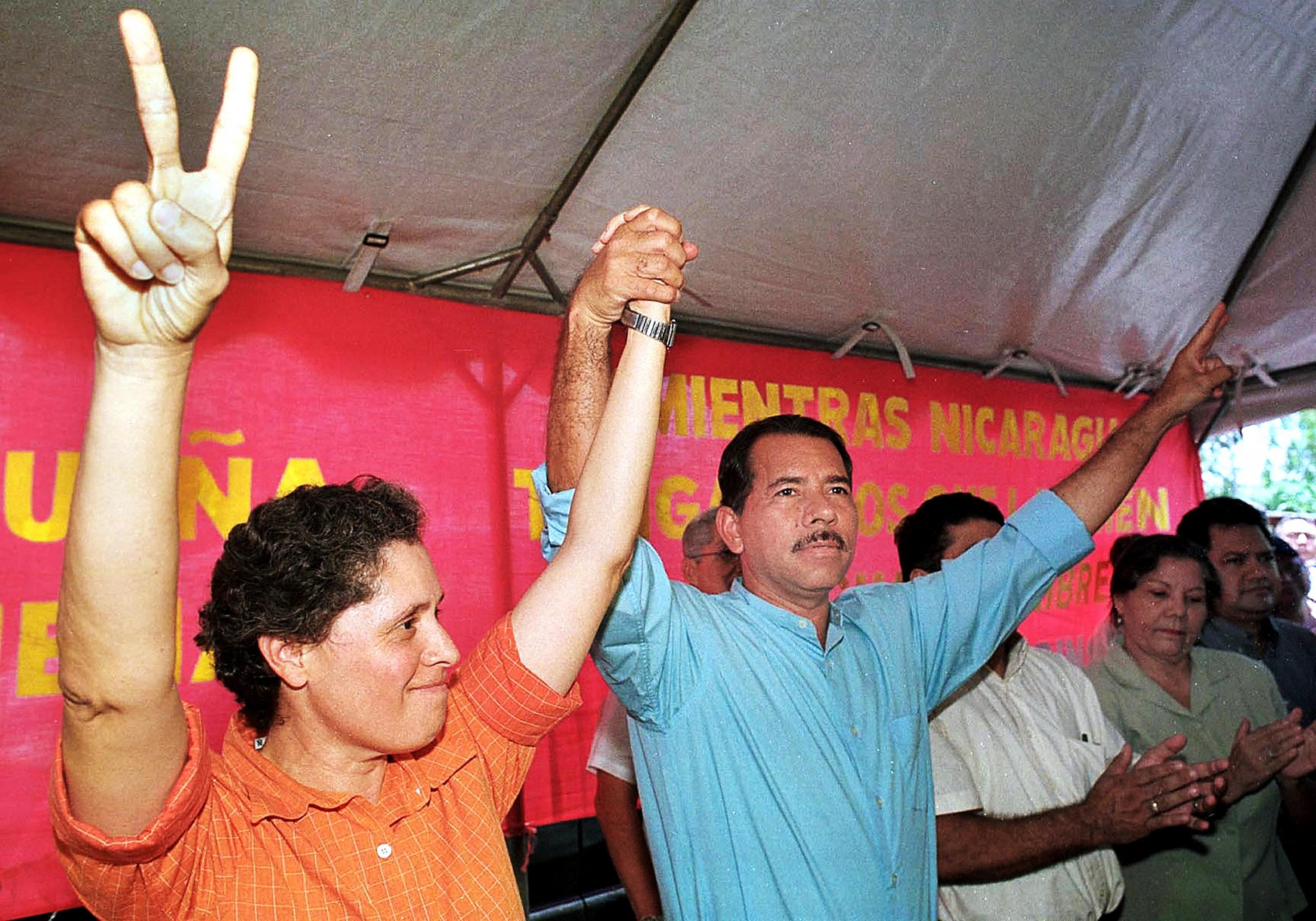 Dora María Téllez (Izq.), presidenta del Movimiento de Renovación Sandinista (MRS), junto a Daniel Ortega, del Frente Sandinista de Liberación Nacional (FSLN), el 28 de agosto de 2001 en Managua. En las elecciones de ese año el MRS apoyó la candidatura presidencial de Ortega, que terminaría perdiendo la elección frente a Enrique Bolaños. Foto de El Faro: Juan José Membreño/AFP.