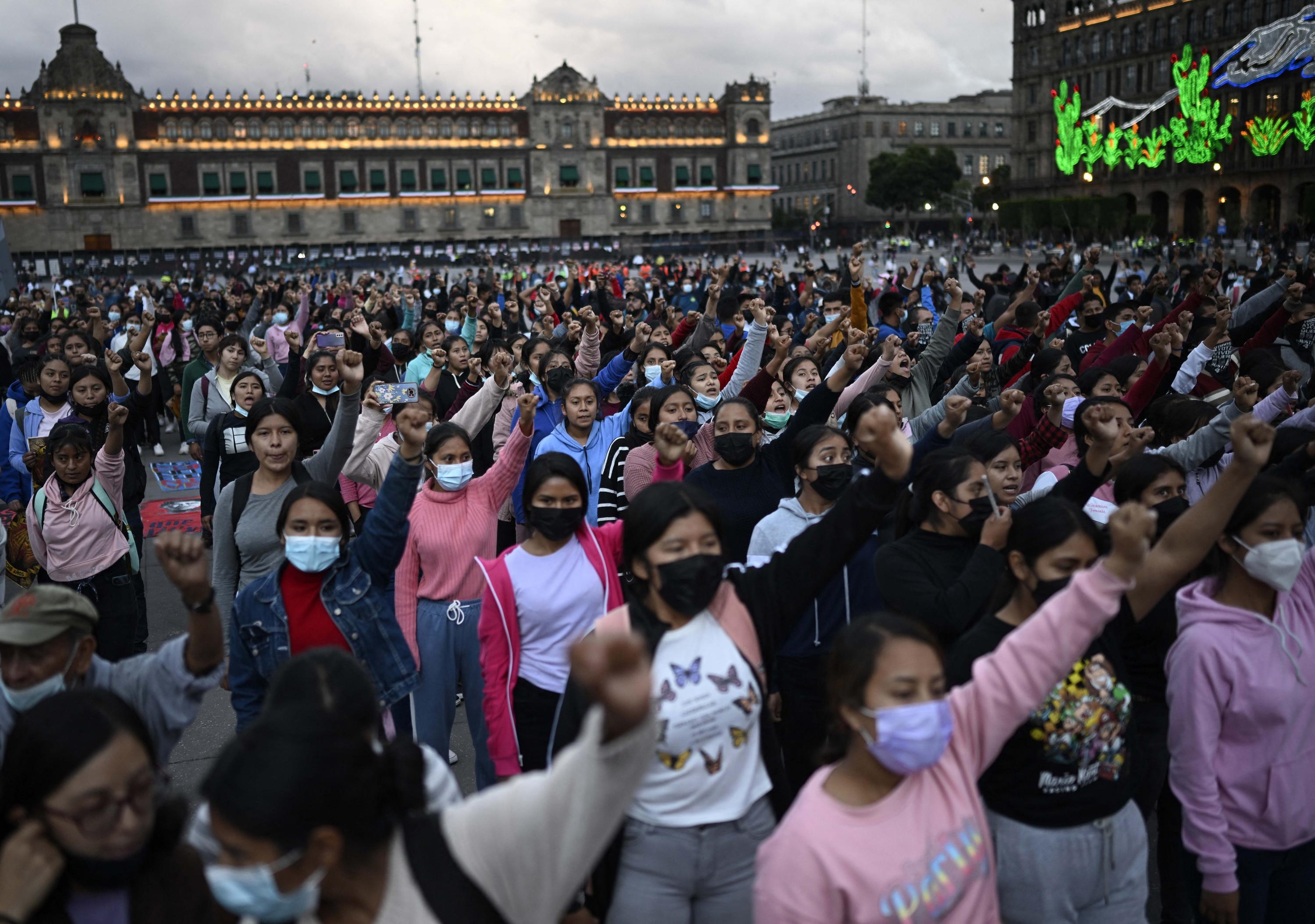 Miles de mexicanos se manifiestan en El Zócalo de la Ciudad de México el 26 de septiembre de 2022, para conmemorar el octavo aniversario de la desaparición de 43 estudiantes de la escuela de formación docente de Ayotzinapa. Una comisión de la verdad encargada por el gobierno de Andrés Manuel López Obrador calificó el caso de 